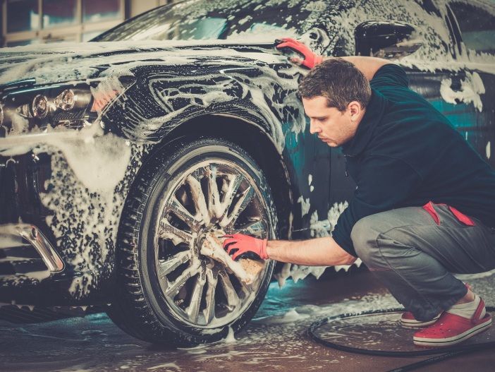 Auto Leasing - Strahlend sauber: So reinigen Sie lackierte Felgen