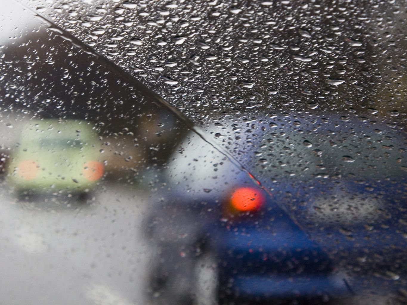 Autofahrer-Wissen: Das hilft gegen Feuchtigkeit im Auto