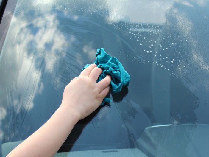 Auto Leasing - So behalten Sie den Durchblick: Tipps zum Putzen der Windschutzscheibe