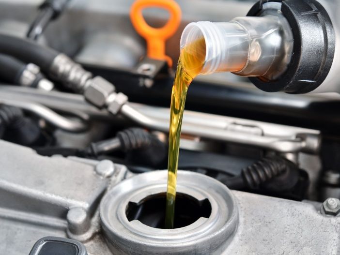 Auto Leasing - Schwarzes Gold für den Motor: Wann sollte man das Motoröl wechseln?
