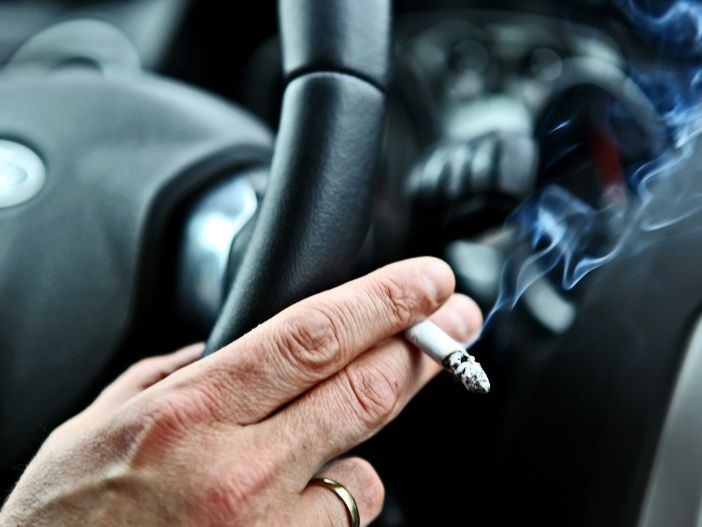 Auto Leasing - Blauer Dunst: So entfernen Sie Zigaretten-/Tabakgeruch aus dem Auto