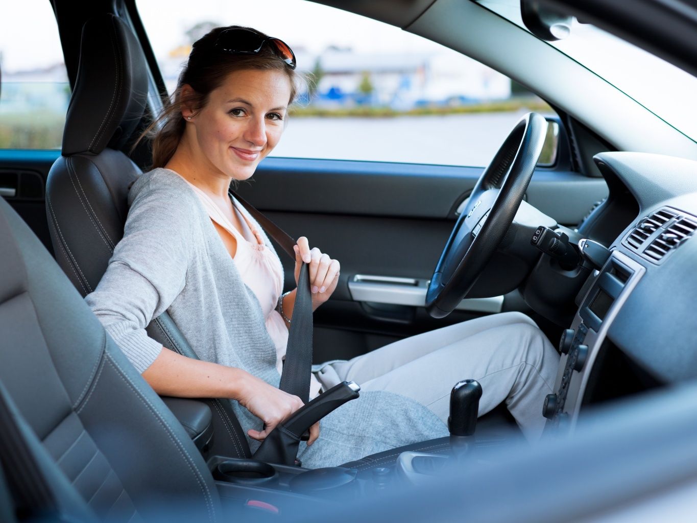 She drive a car now. Безопасность женщины. Девочка управляет машиной. Женщина с синим лицом управляет авто.