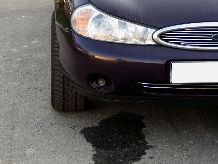 Auto Leasing - Pfütze unter dem Auto: Kondenswasser von der Klimaanlage?