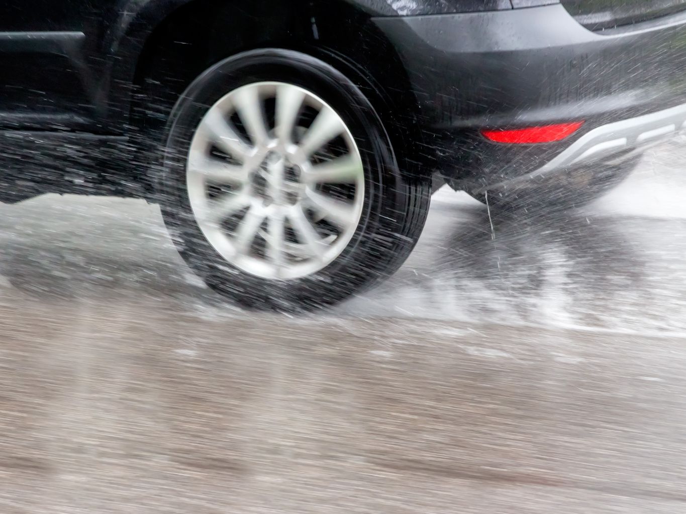 Aquaplaning - Die Gefahr Bei Nässe - LeasingTime.de Magazin