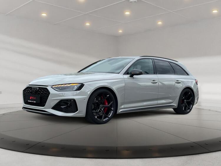 Audi RS4 Individuallack (Kreide), Carbon, RS-Competition plus, PANO,Tour+Stadt, B&O,