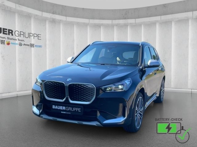 BMW iX1 xDrive30 xLine HUD AD AHK Leder Pano Navi Allrad AHK-klappbar El. Panodach digitales Cockpit