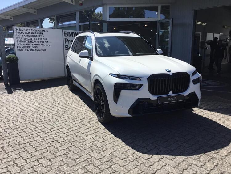 BMW X7 xDrive 40d Sportpaket HUD Luftfederung Niveau StandHZG AHK-klappbar AHK El. Panodach Panorama